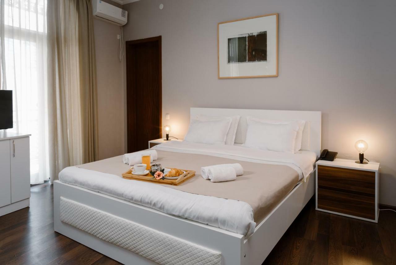 Point Hotel Tbilissi Extérieur photo
